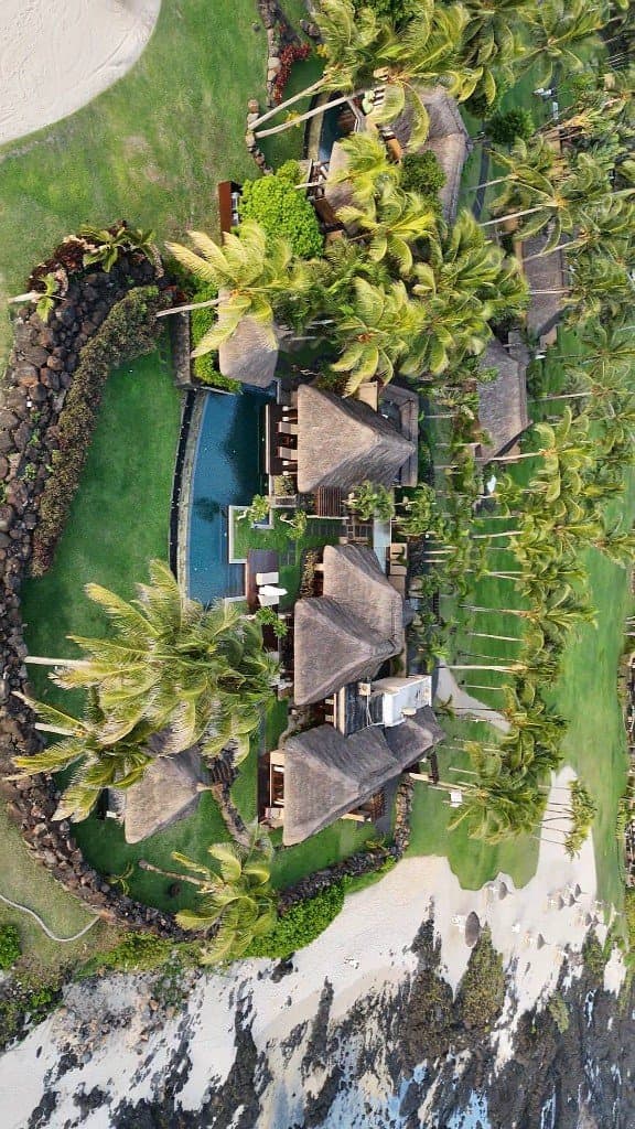 Villa tropicale, piscine et palmiers vus du drone, plage en contrebas