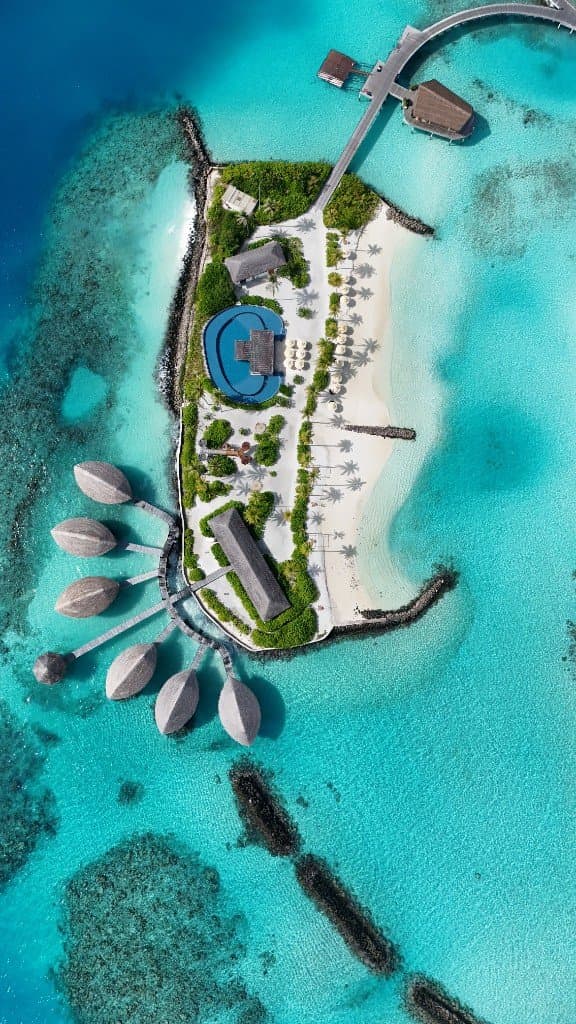 Petite île tropicale, bungalows sur l’eau et lagon vus du ciel